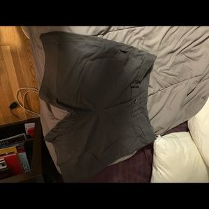 LuLu lemon Men’s 32” buttoned shorts.